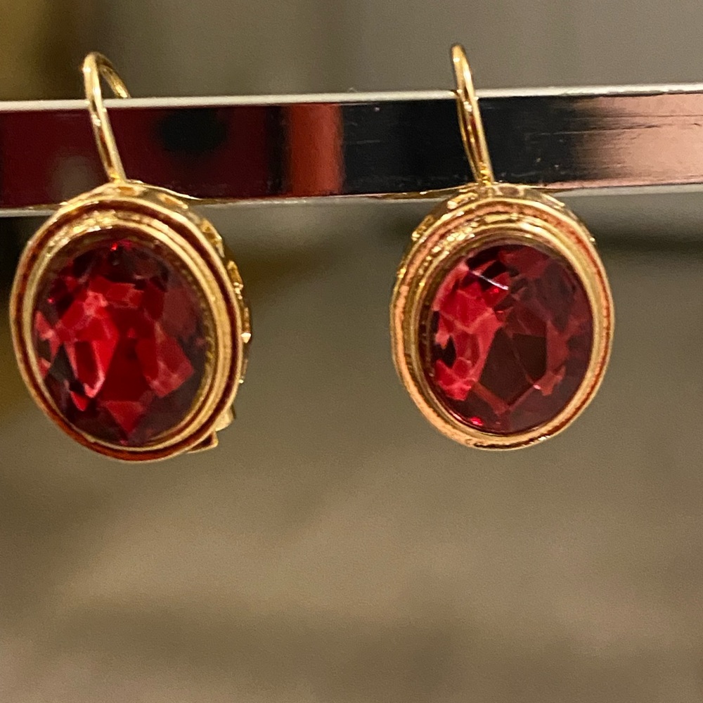 Stunning 14kt gold plated over metal Ruby drop earrings side clasp. - Picture 3 of 11